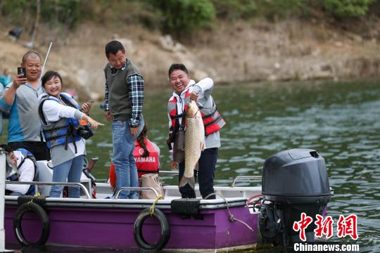 野钓爱好者展示钓到的鱼。　贺俊怡 摄