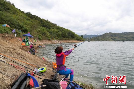 来自广西的女选手在野钓比赛中。　贺俊怡 摄